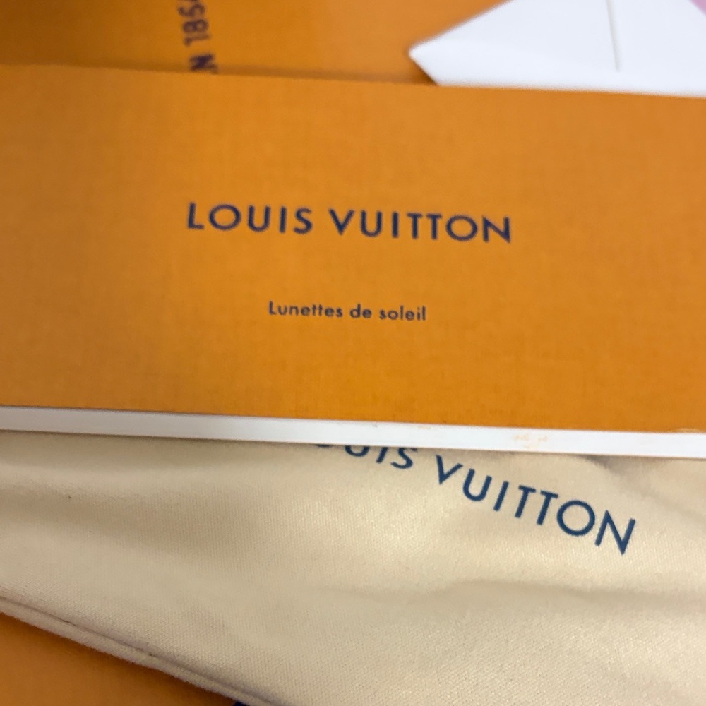 Louis Vuitton
2023 Cyclone Sunglasses - Picture 8 of 8